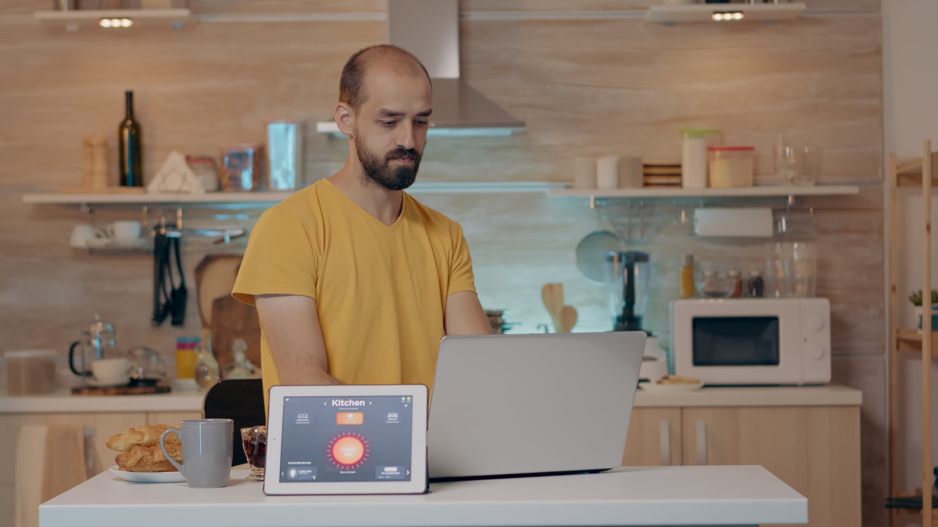 Bedriftseier som setter opp online booking på datamaskin