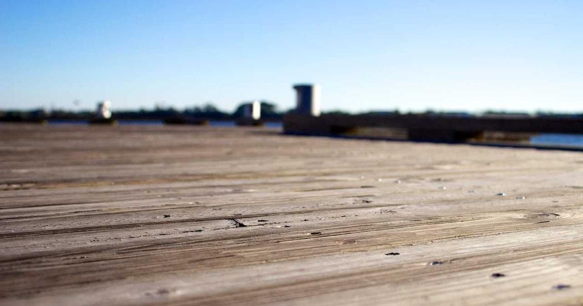 Tre personer diskuterer salgsverktøy foran en whiteboard med salgsoversikt