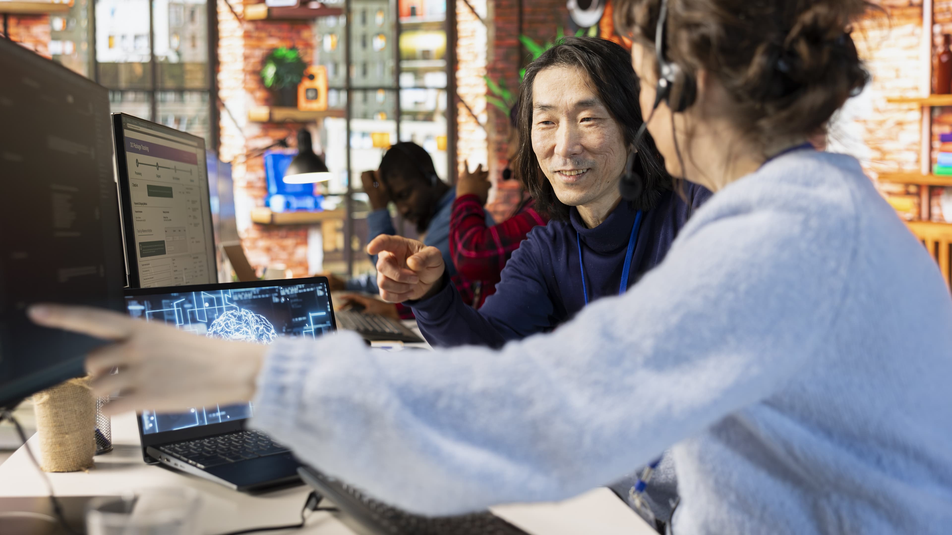 Nyansatt som blir ønsket velkommen på kontoret med datamaskin og velkomstpakke