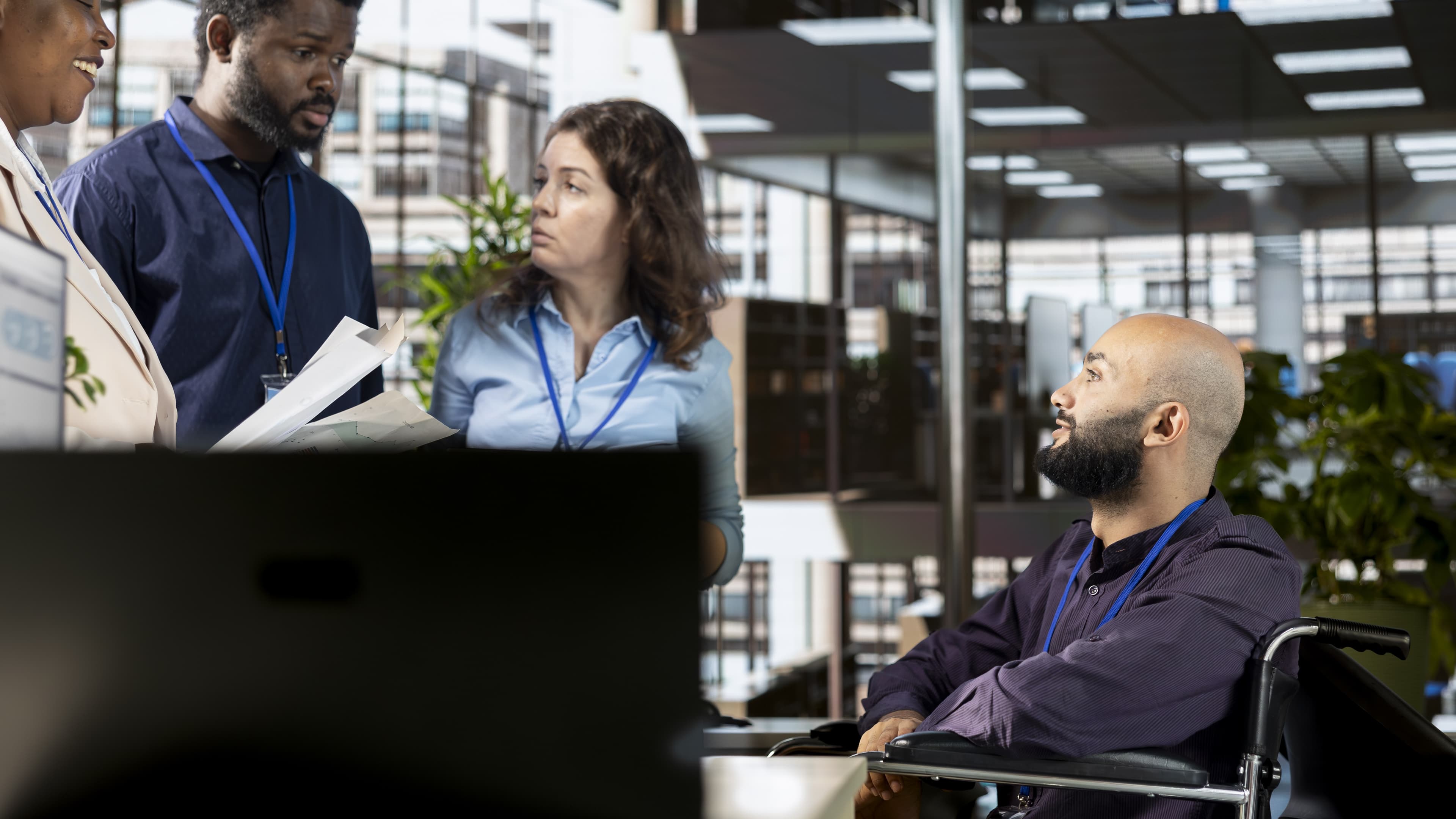 Person arbeider konsentrert med bærbar datamaskin i et rolig kontormiljø med fokus på sikkerhet