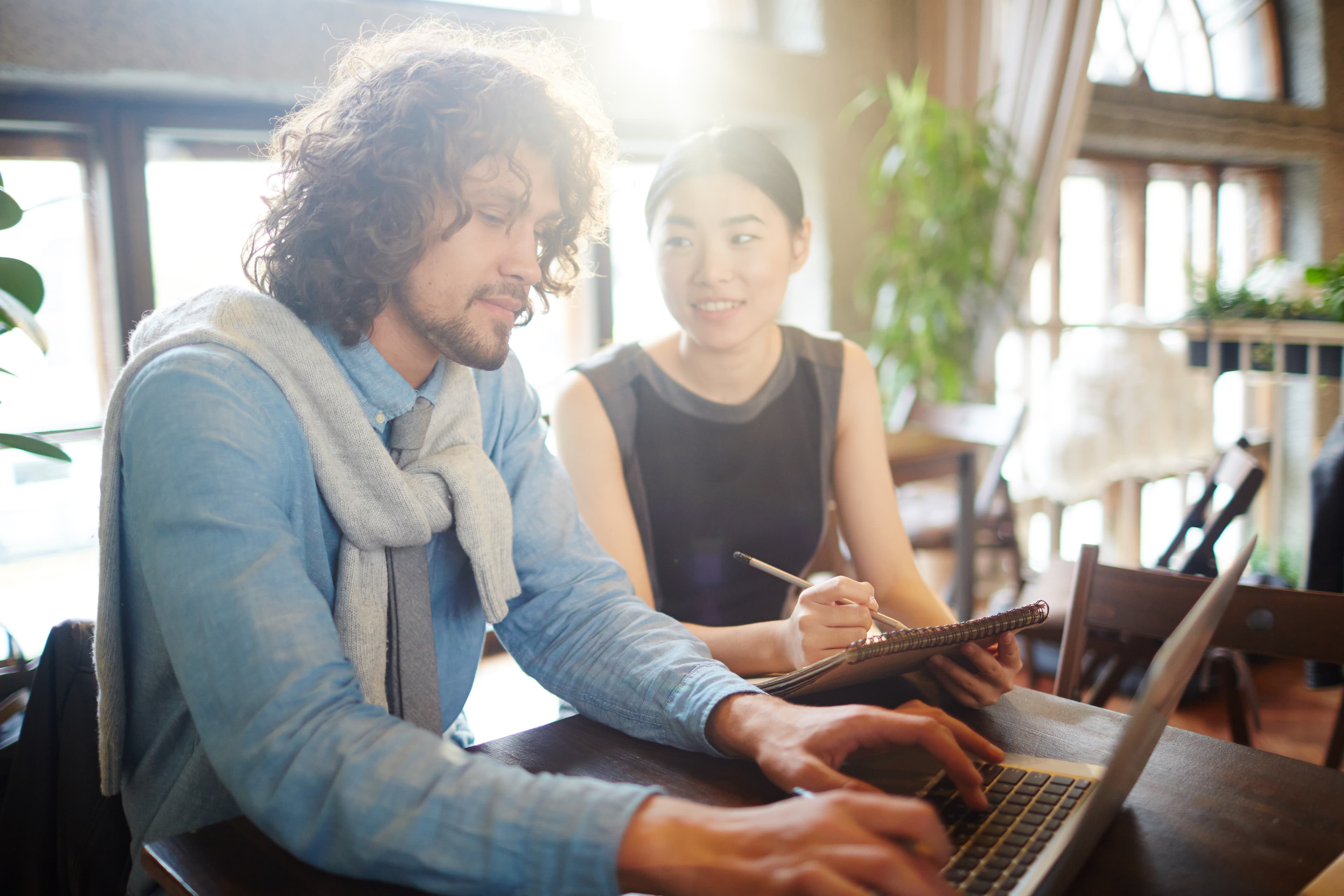 Bedriftseier vurderer ulike digitale verktøy på en tavle i et kontormøte