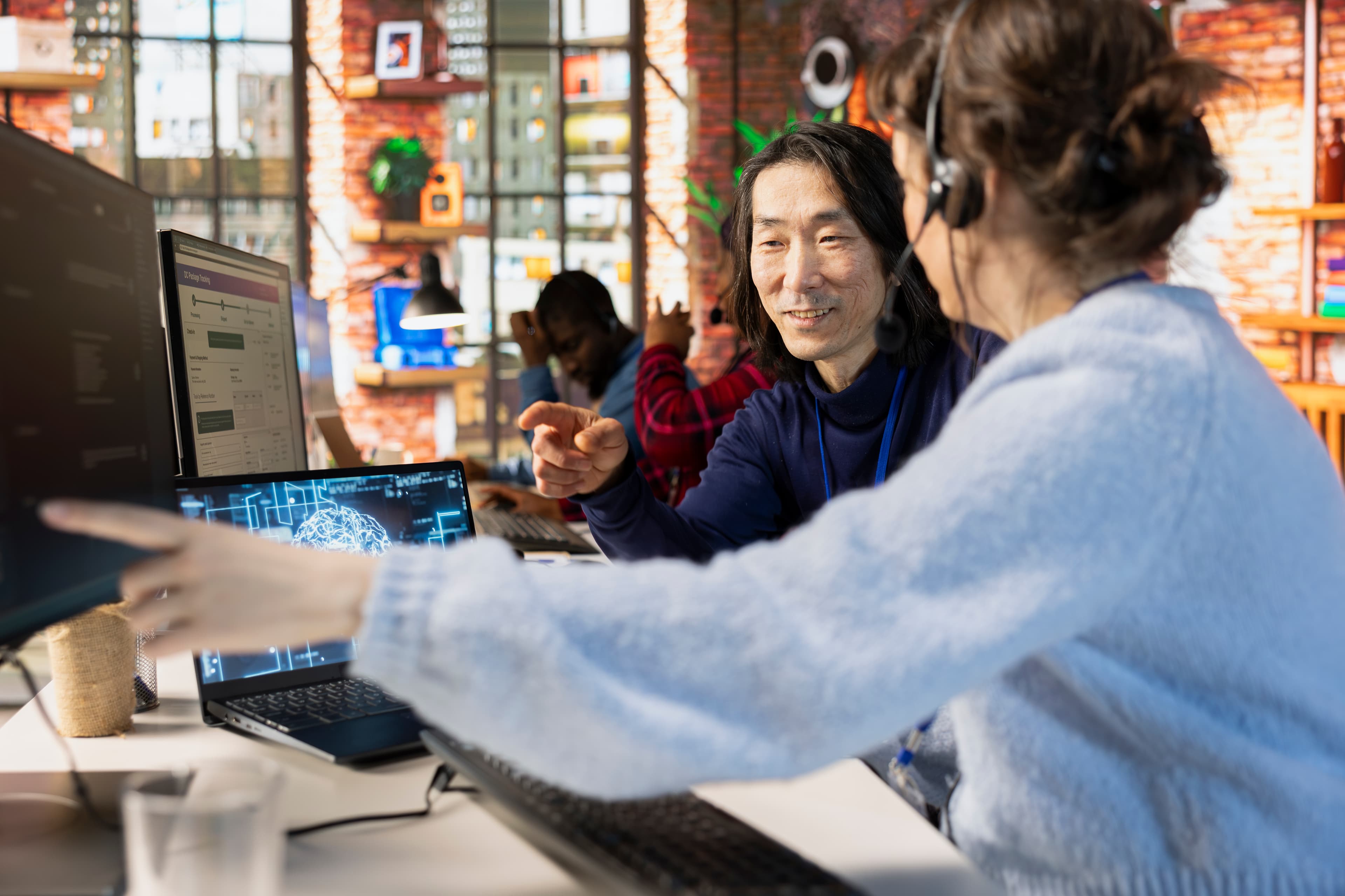 Bedriftseier som regner på kostnader for nettbutikk