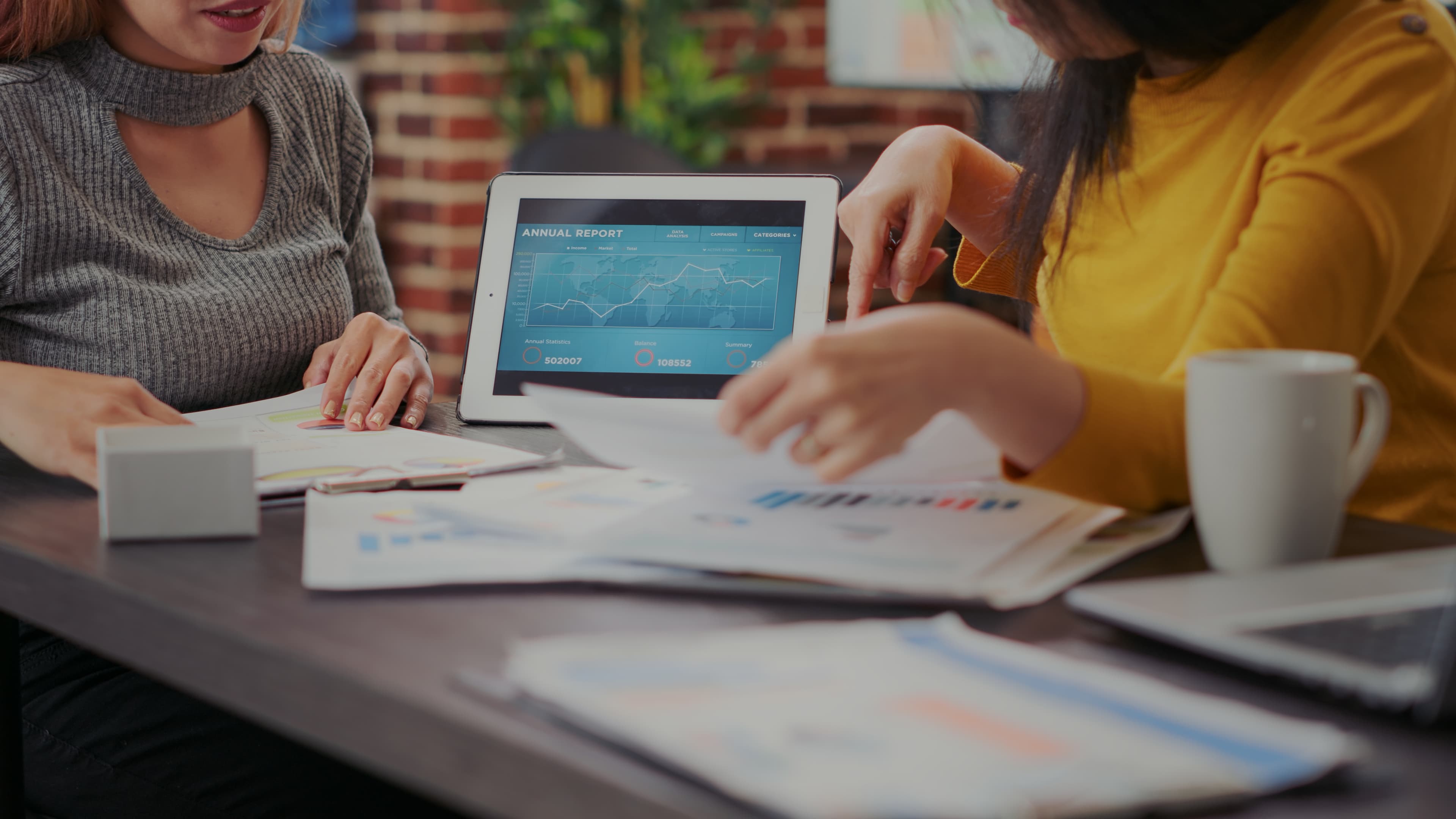 Bedriftseier som jobber med datasikkerhet på kontoret