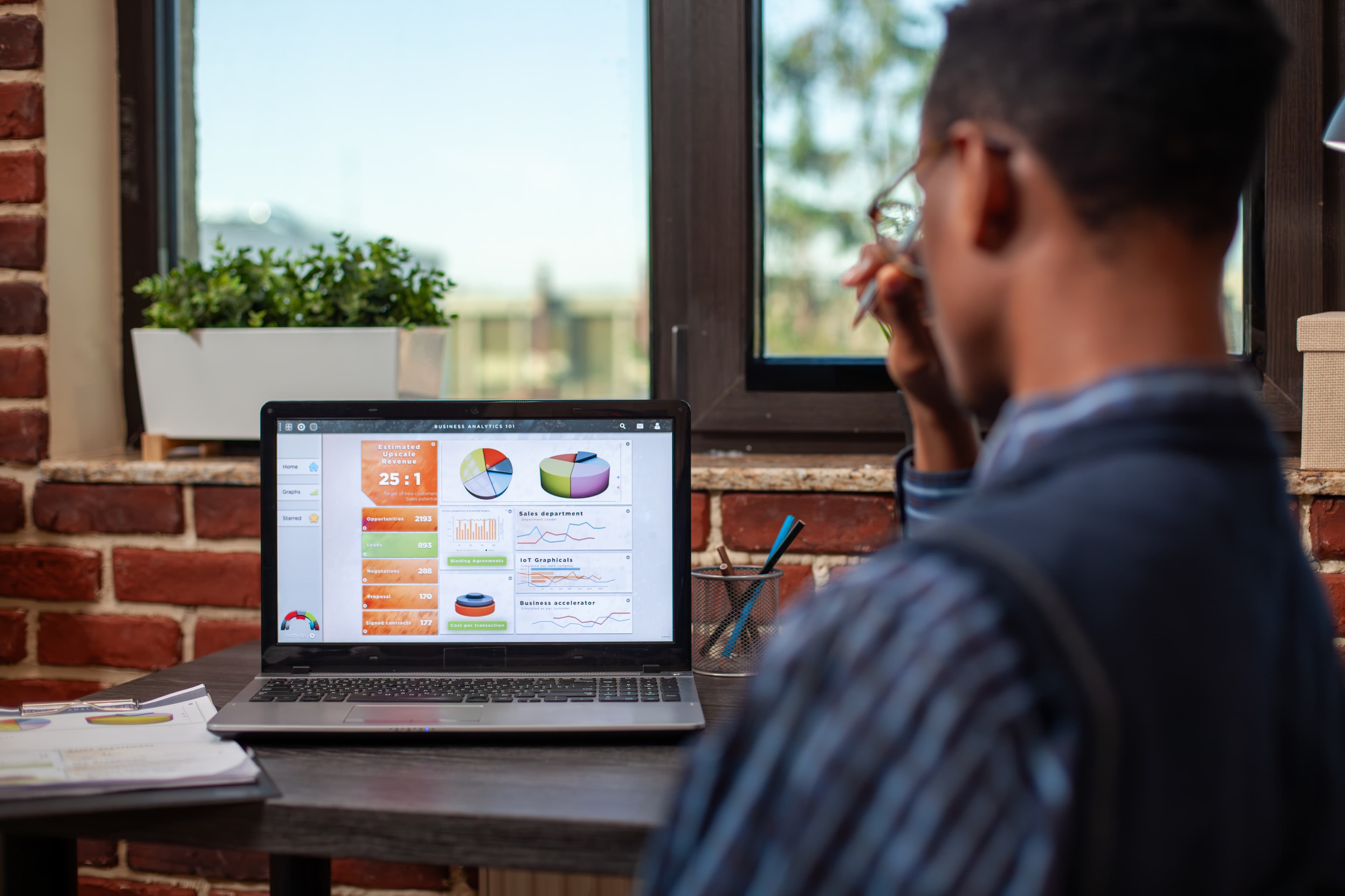 Kollegaer som samarbeider ved en skjerm med chatmeldinger og dokumenter