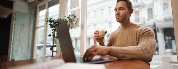 Person som sammenligner digitale verktøy på bærbar datamaskin